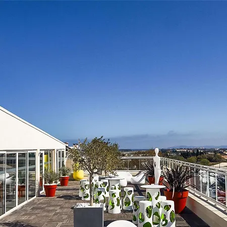 Ibis Styles Rooftop & Йер