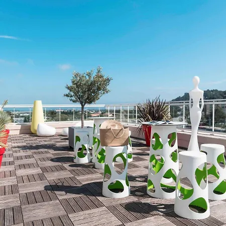 Ibis Styles Rooftop & Йер